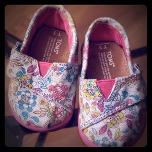 Babygirl pink and floral TOMS